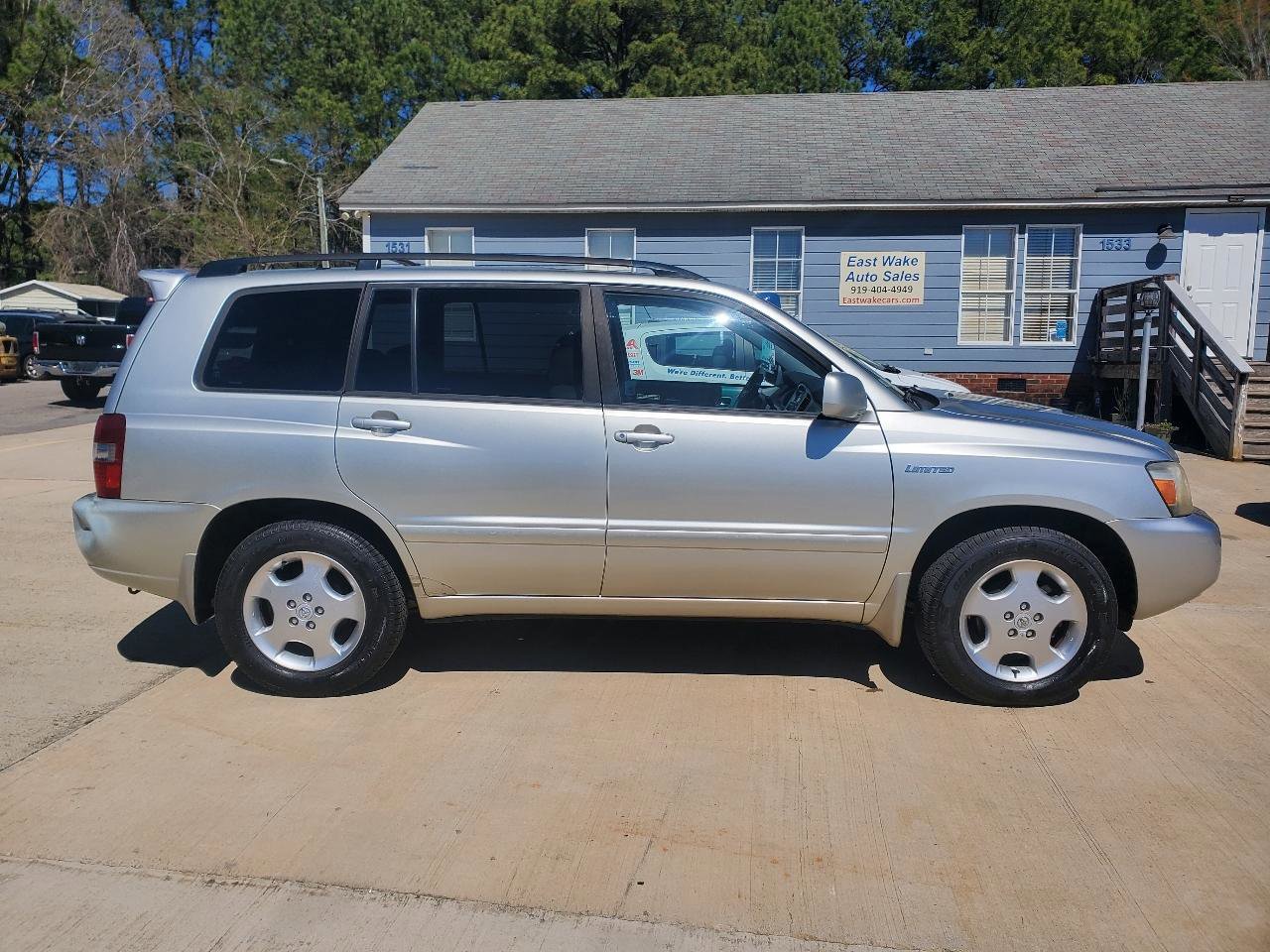 Used 2004 Toyota Highlander V6 2WD with 3rd-Row Seat image 4