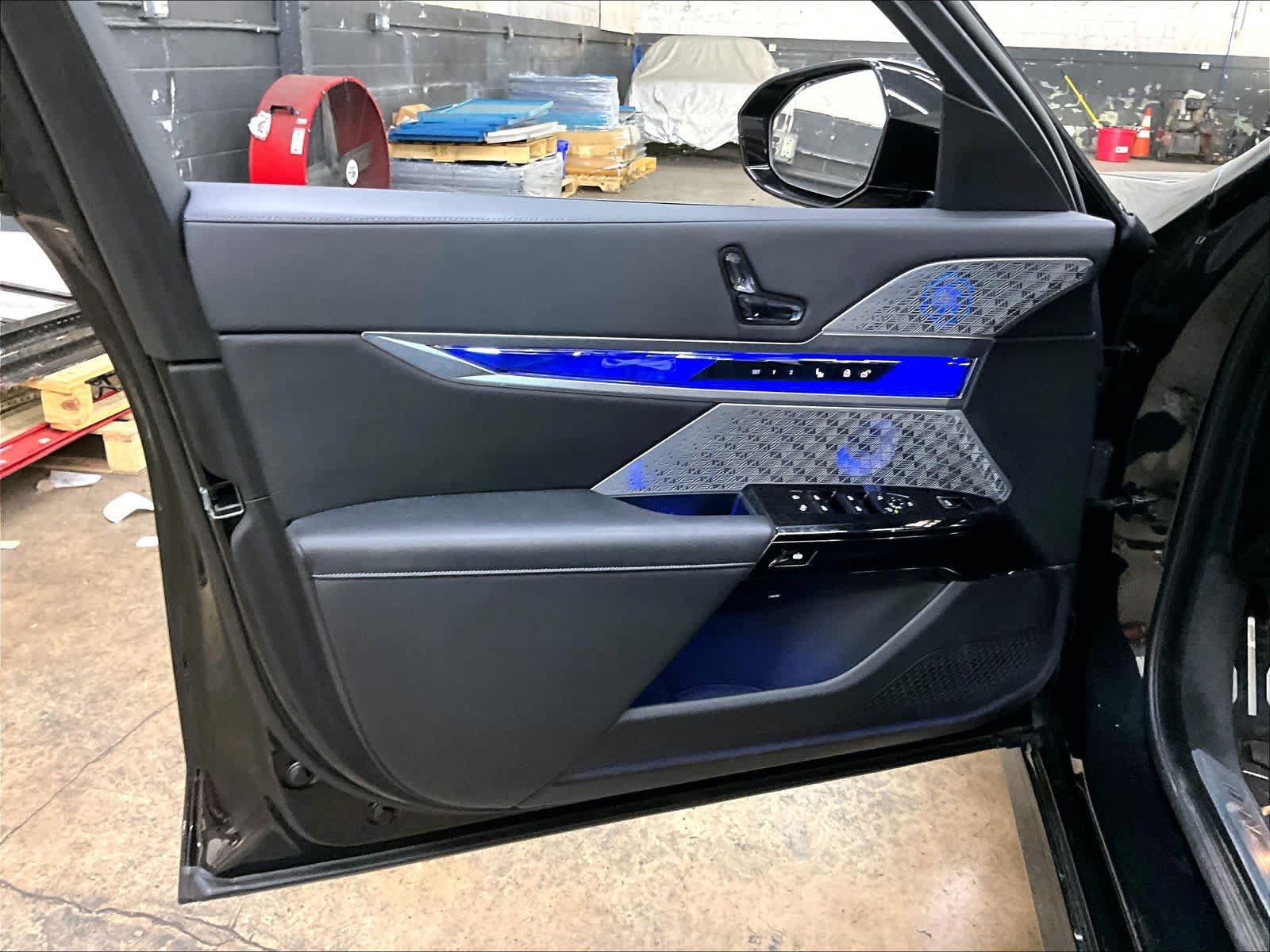 Used 2023 BMW i7 xDrive60 AWD/4WD image 25