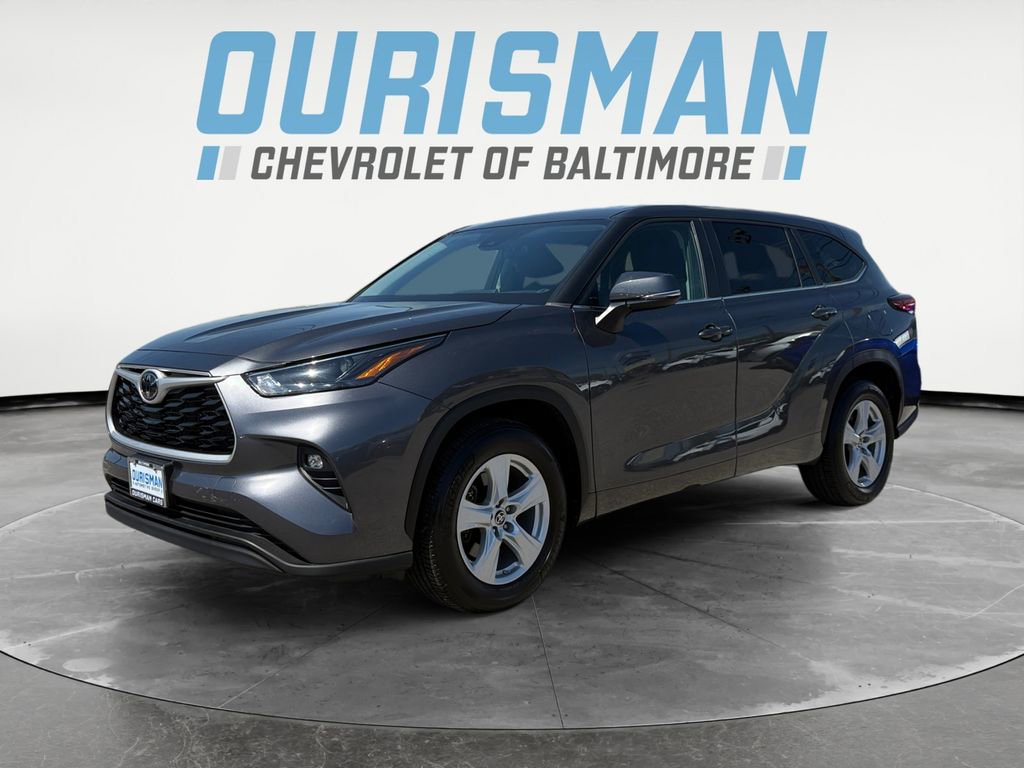 Used 2023 Toyota Highlander LE image 2