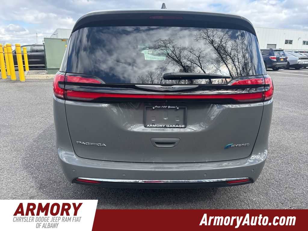 Used 2023 Chrysler Pacifica Touring-L w/ Uconnect Theater Family Group image 5