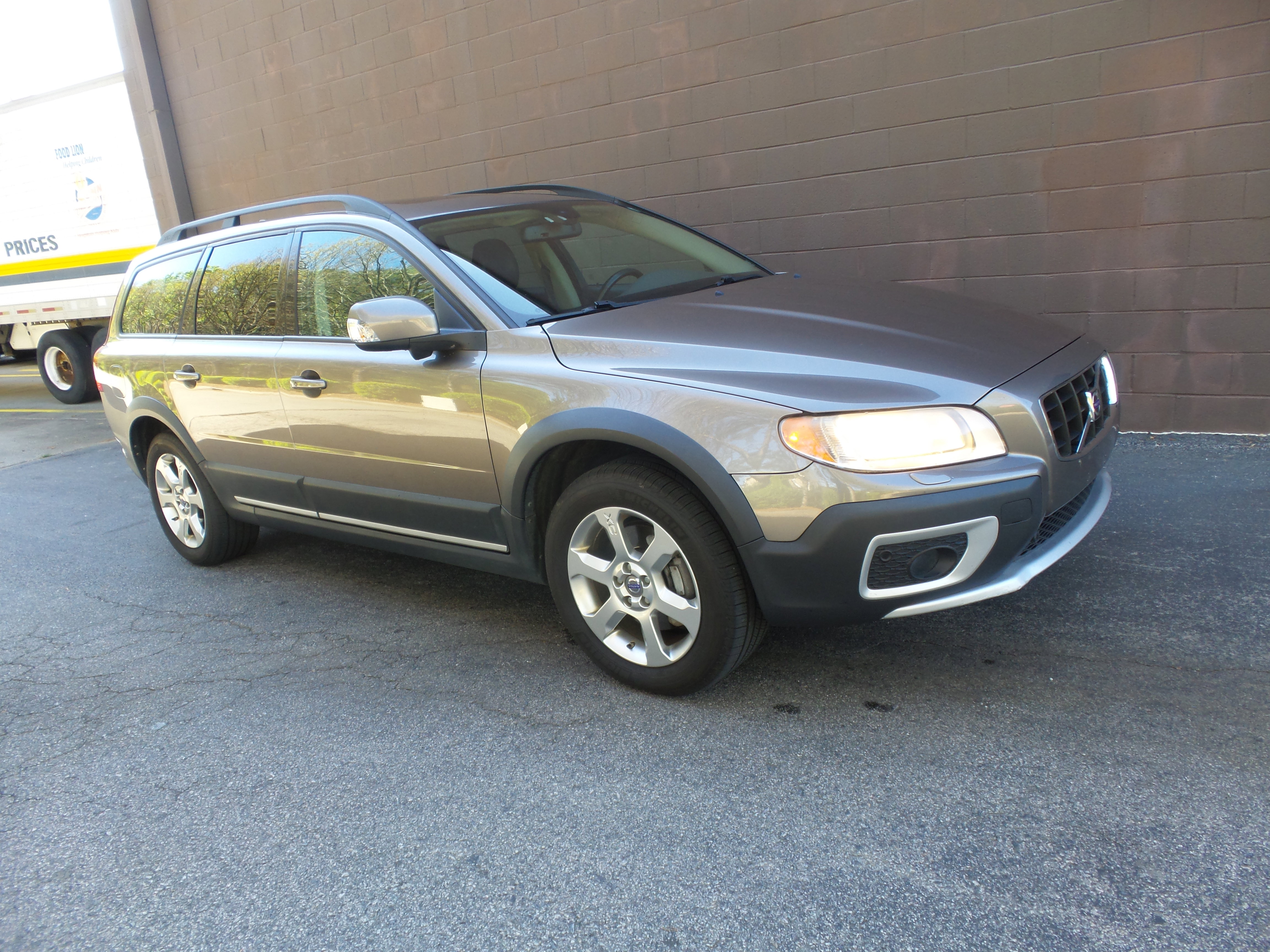 Used 2008 Volvo XC70 3.2 image 1