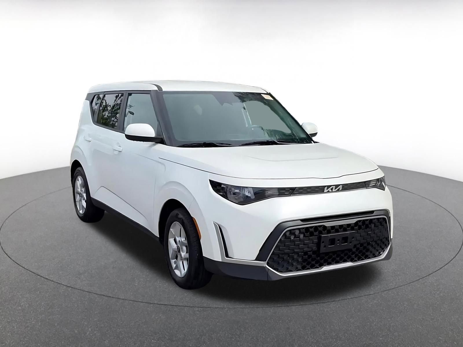 Used 2025 Kia Soul LX w/ LX Technology Package FWD image 2