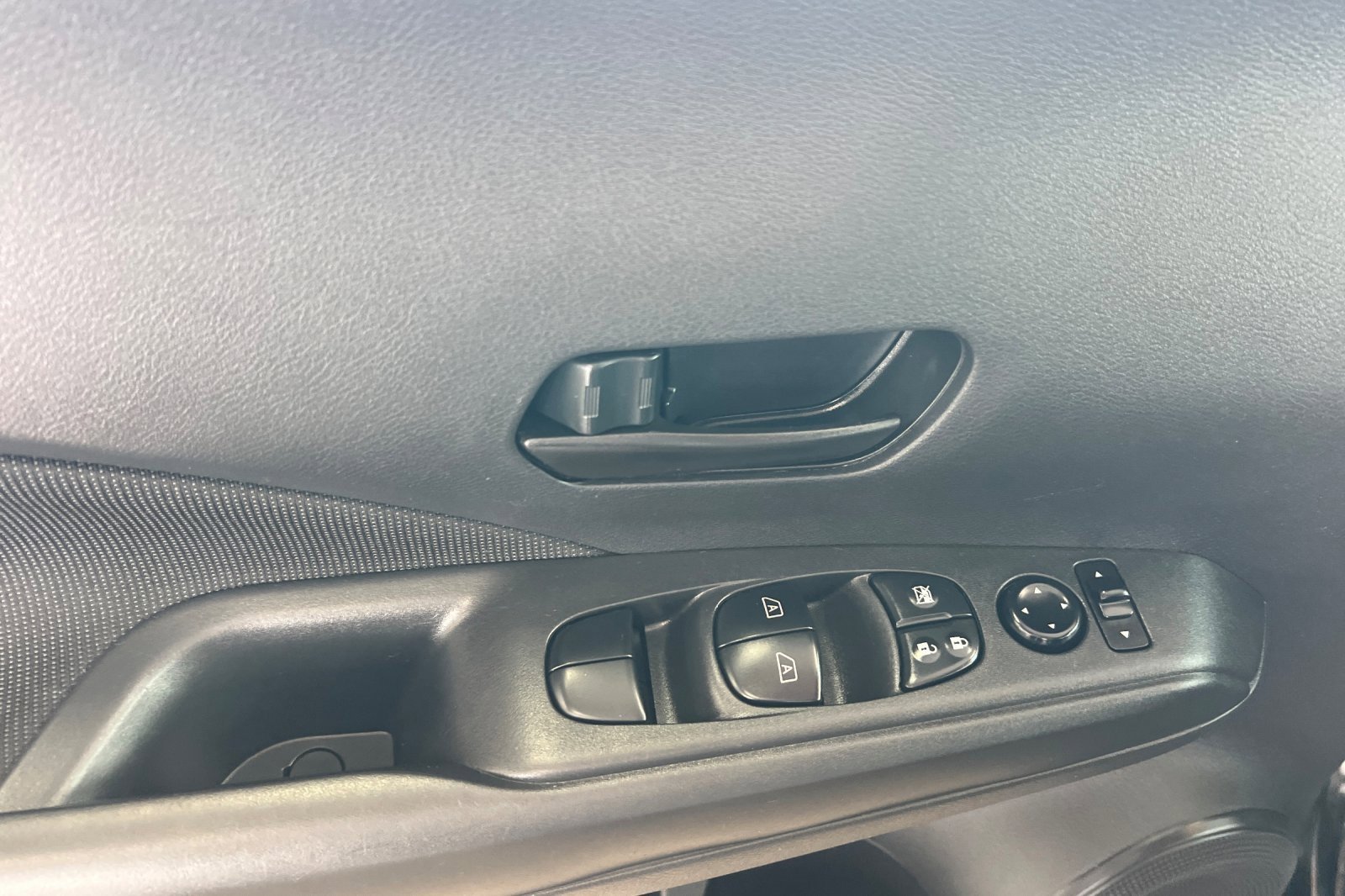 Used 2022 Nissan Kicks S image 8