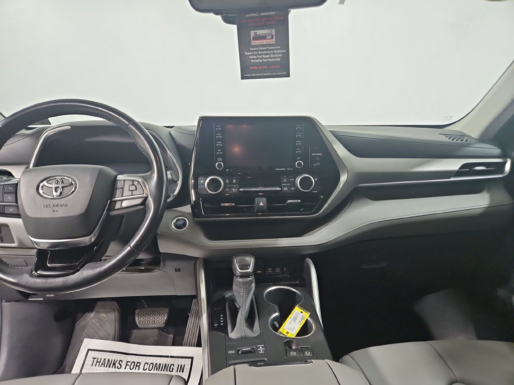 Used 2020 Toyota Highlander XLE AWD/4WD image 18