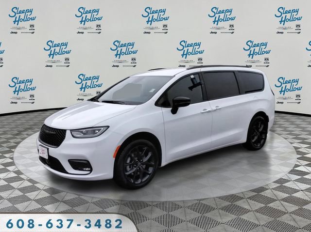 New 2026 Chrysler Pacifica Select AWD/4WD image 1