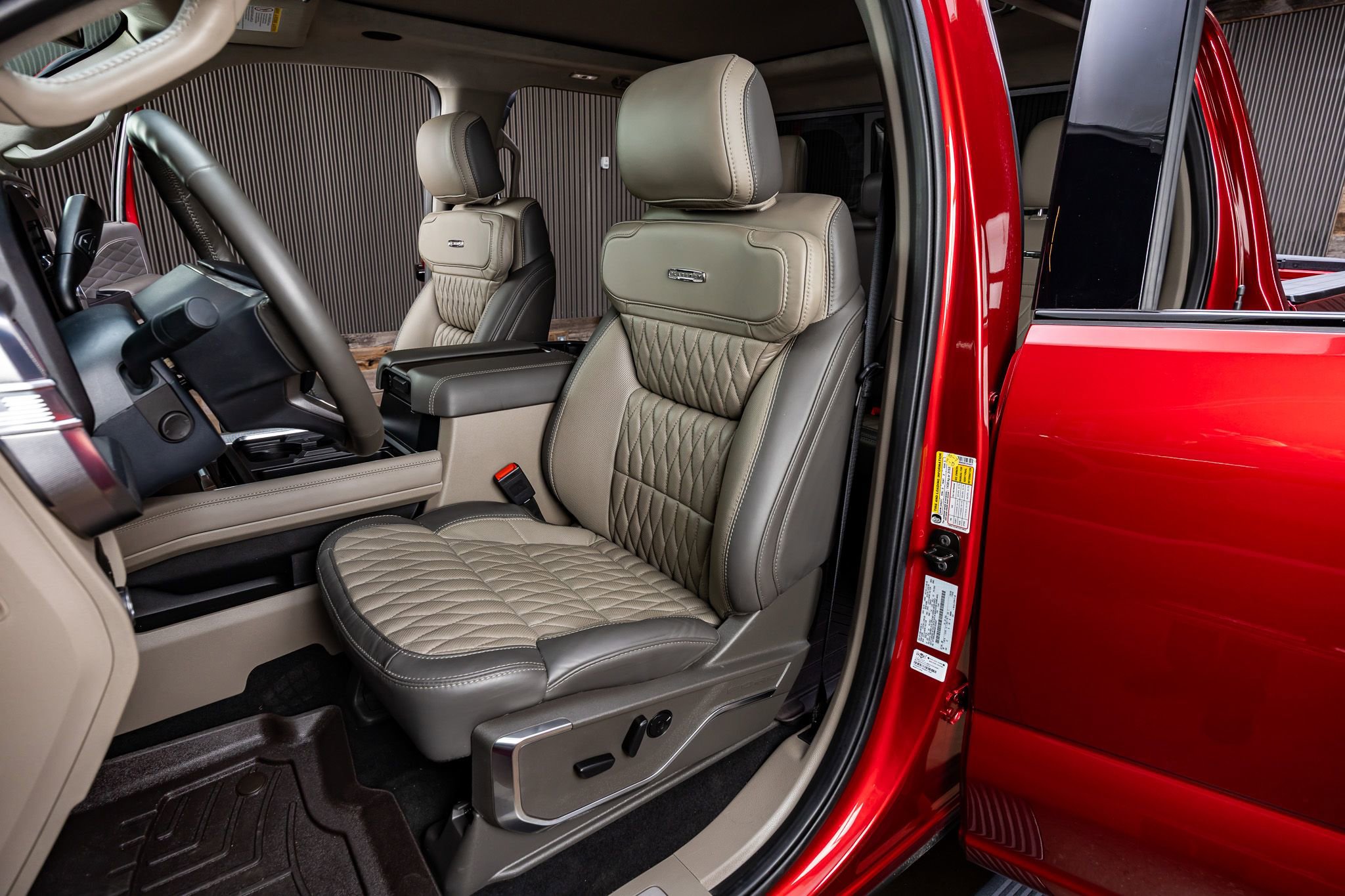 Used 2025 Ford F250 Platinum w/ Platinum Plus Package image 31