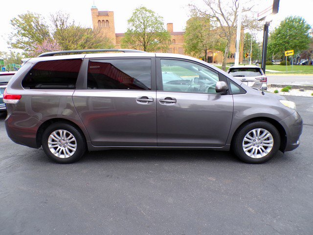 Used 2013 Toyota Sienna XLE FWD image 3