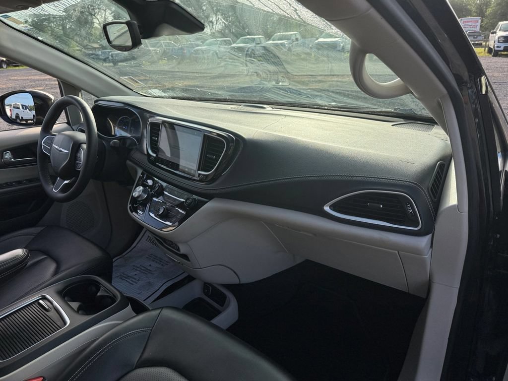 Used 2024 Chrysler Pacifica Limited FWD image 19