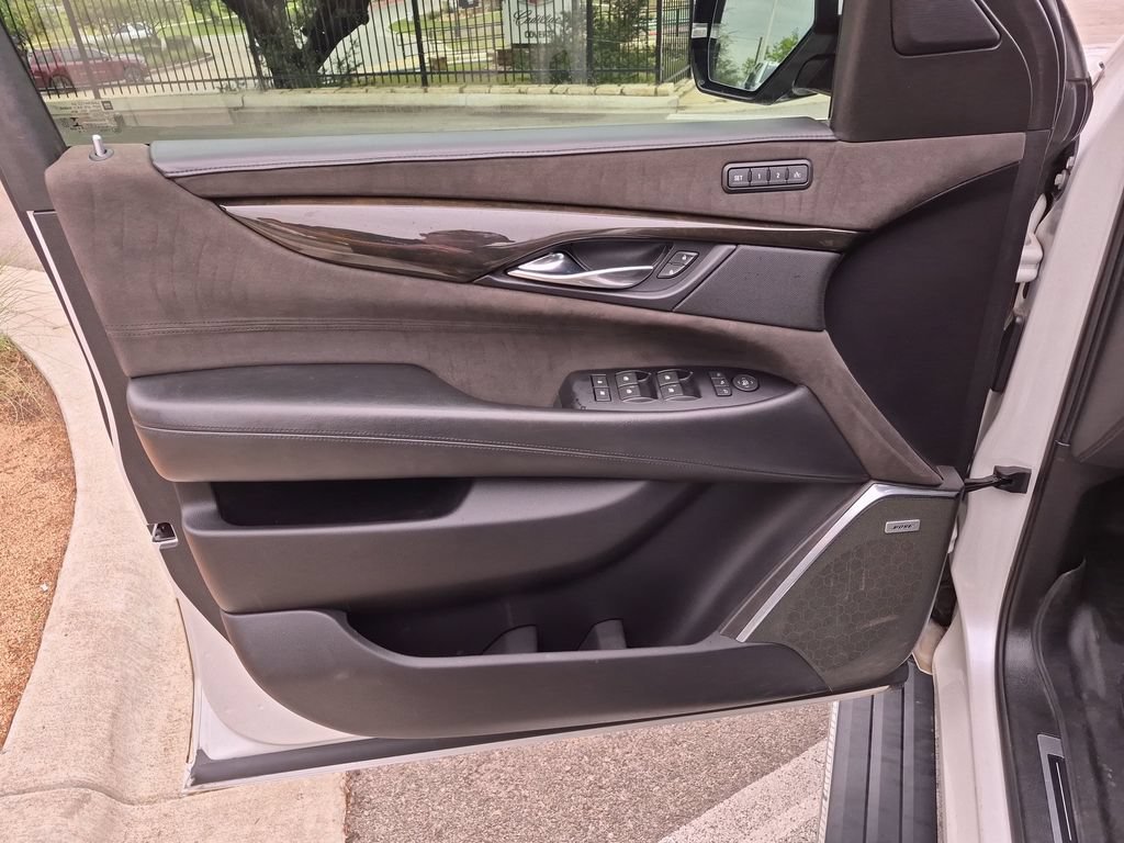 Used 2018 Cadillac Escalade Platinum AWD/4WD image 16