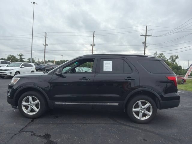 Used 2017 Ford Explorer XLT w/ Equipment Group 202A AWD/4WD image 4