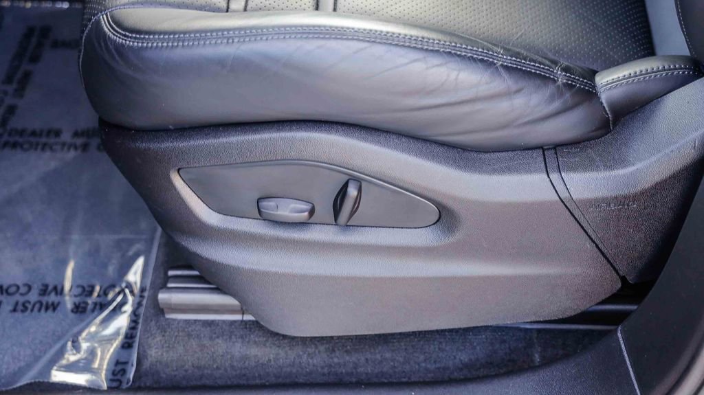 Used 2023 Porsche Cayenne Platinum Edition image 26