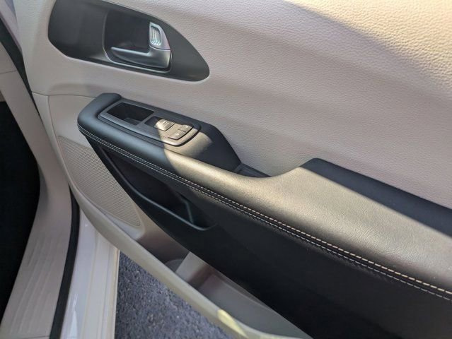 Used 2024 Chrysler Pacifica Touring-L image 32