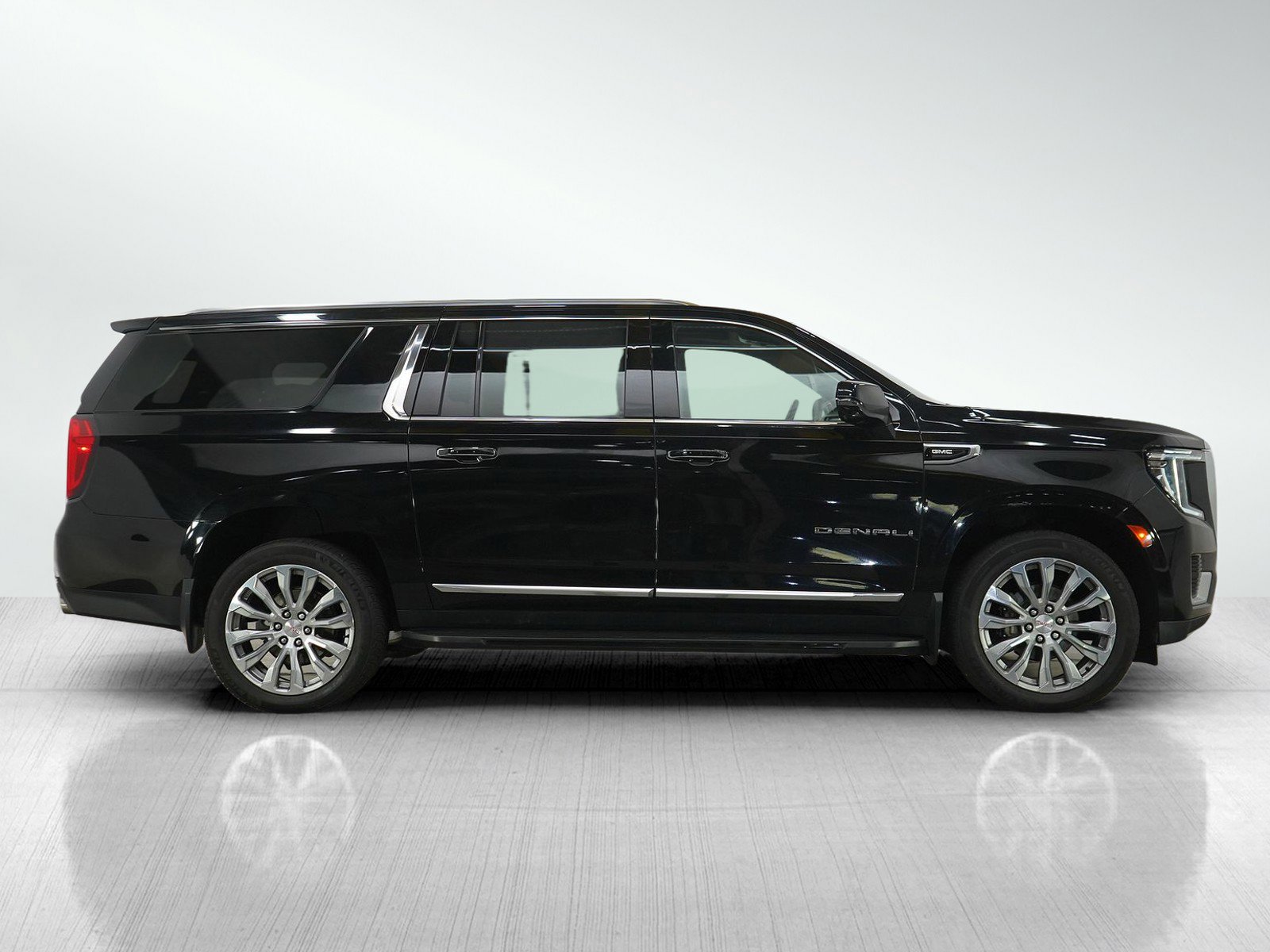 Used 2022 GMC Yukon XL Denali AWD/4WD image 6