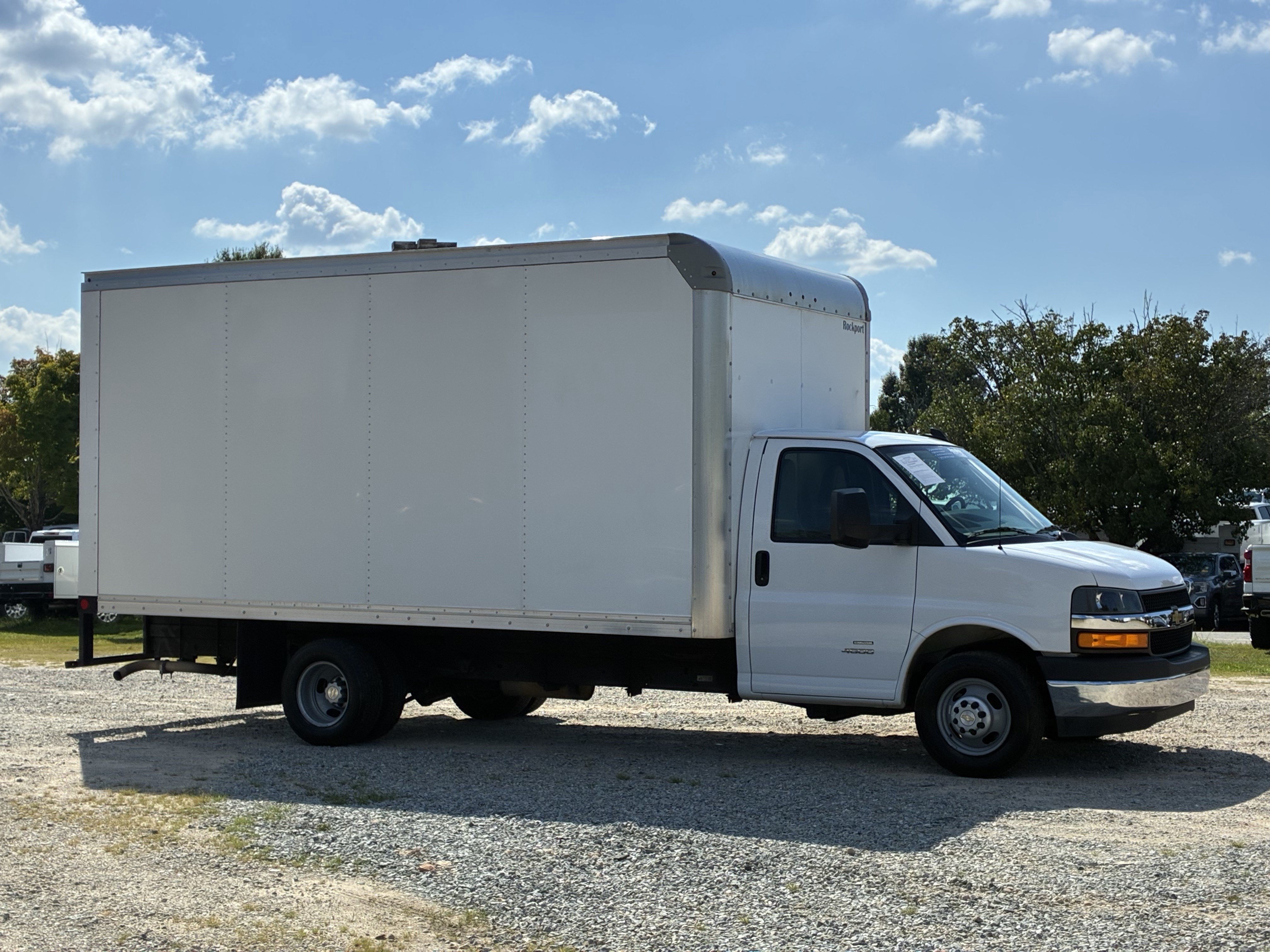 Used 2024 Chevrolet Express 4500 Extended w/ Power Convenience Package RWD image 9