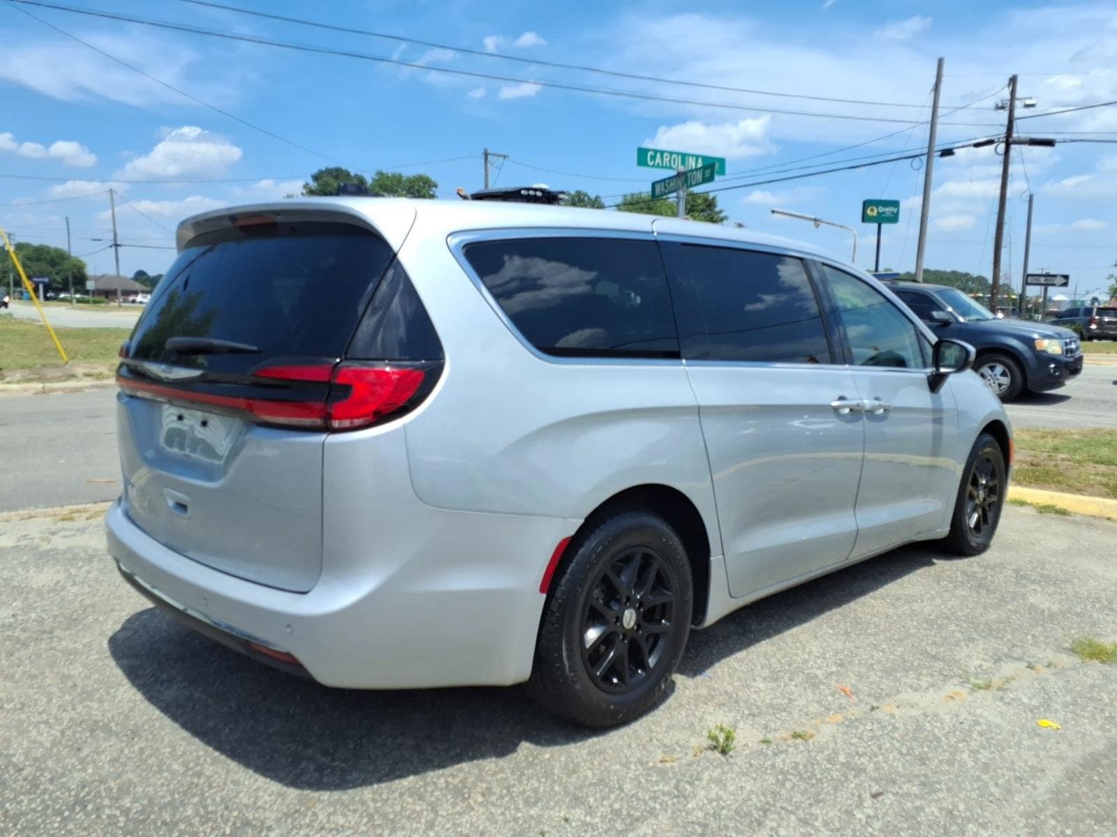 Used 2023 Chrysler Pacifica Touring-L FWD image 2