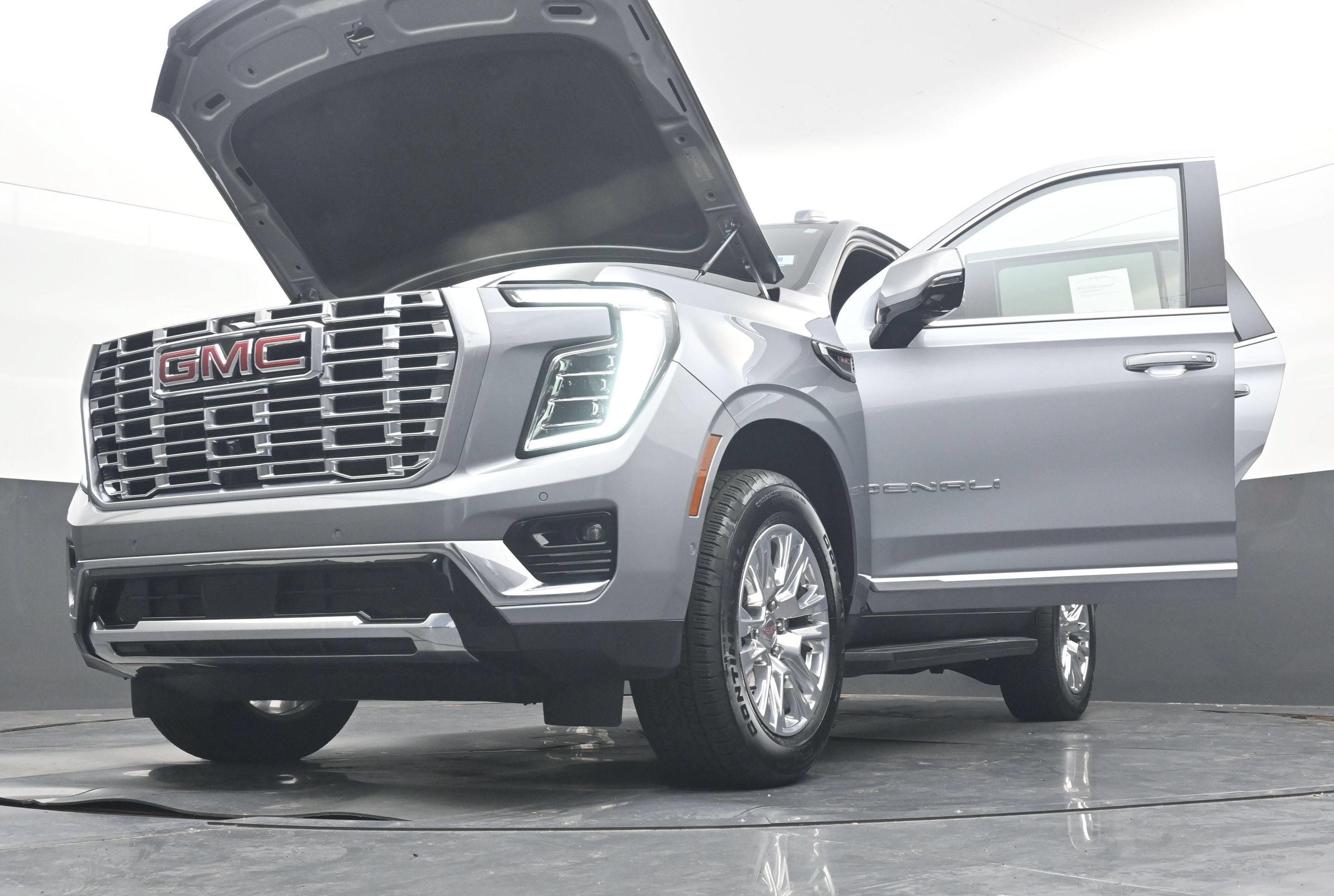 Used 2025 GMC Yukon Denali RWD image 47