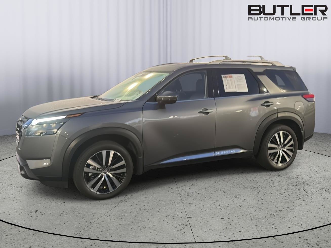 Used 2025 Nissan Pathfinder Platinum w/ Lighting Package (N92) AWD/4WD image 3