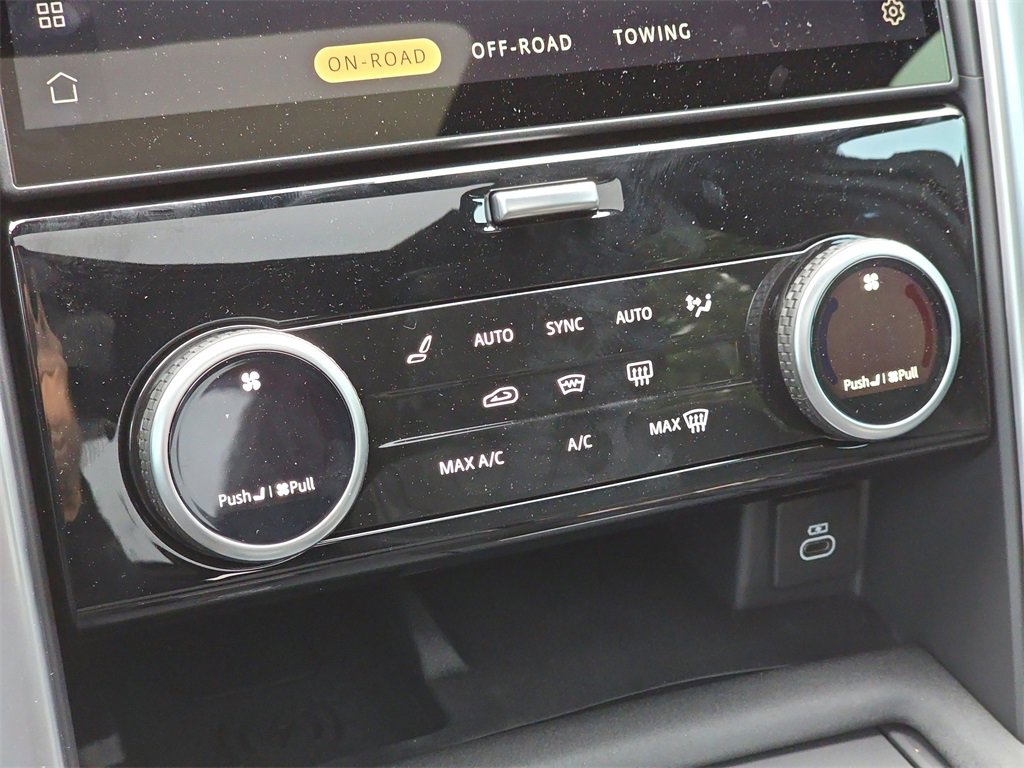 New 2025 Land Rover Discovery Dynamic SE image 25