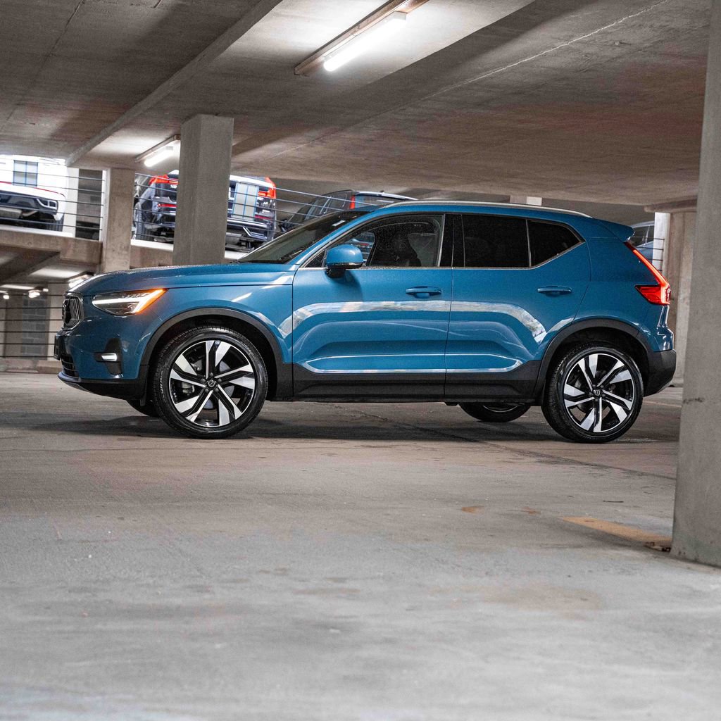 Certified 2023 Volvo XC40 B5 Ultimate w/ Protection Package Premier AWD/4WD image 3