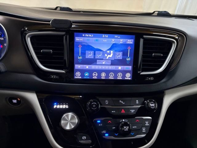 Used 2018 Chrysler Pacifica Touring-L FWD image 35