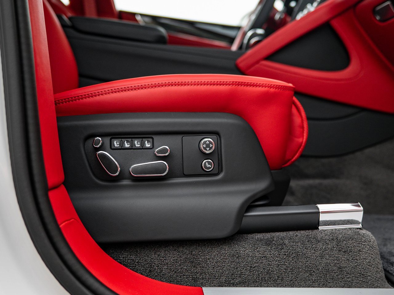 Used 2025 Bentley Bentayga V8 image 29