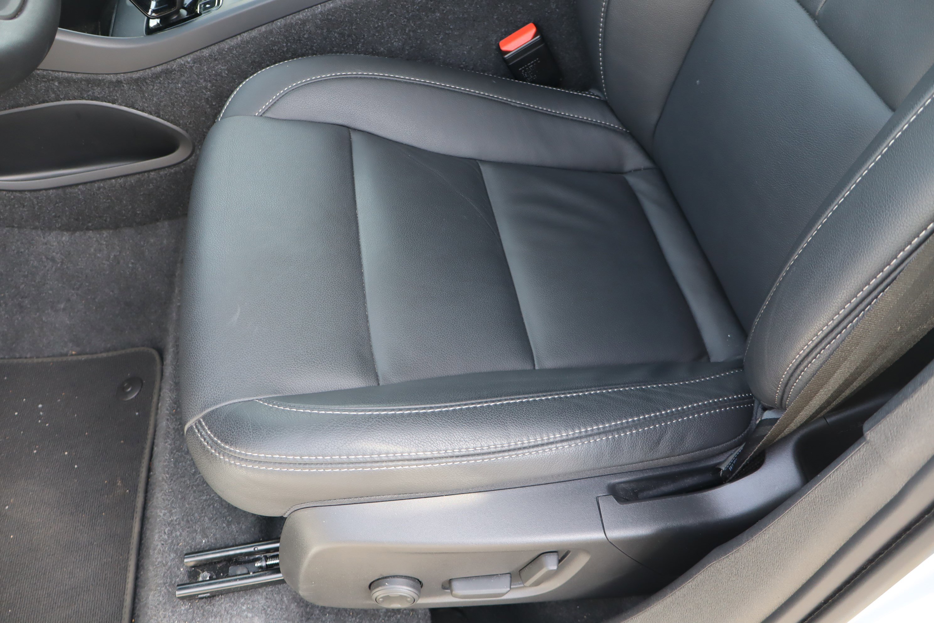 Used 2025 Volvo XC40 B5 Core image 17