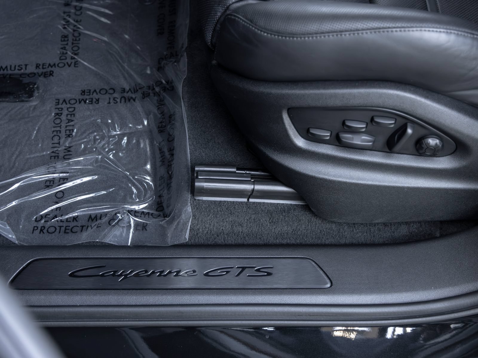 Certified 2025 Porsche Cayenne GTS AWD/4WD image 26
