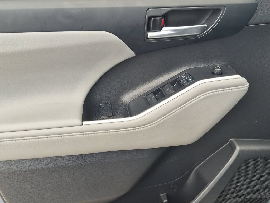 Used 2020 Toyota Highlander XLE FWD image 11