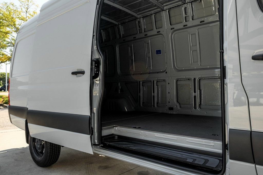 Used 2025 Mercedes-Benz Sprinter 2500 image 10