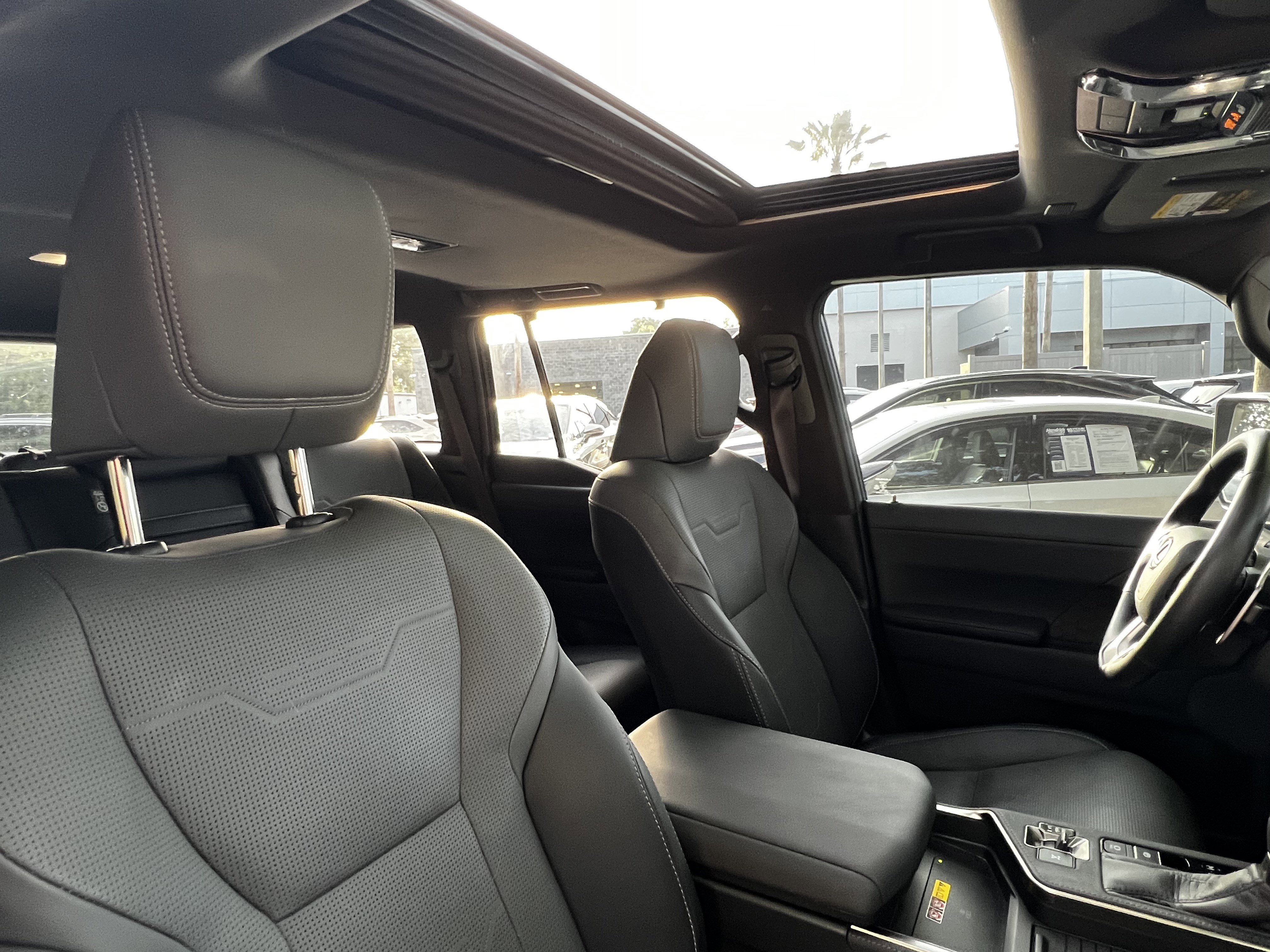 Used 2025 Lexus GX 550 w/ Accessory Package (2T) AWD/4WD image 46