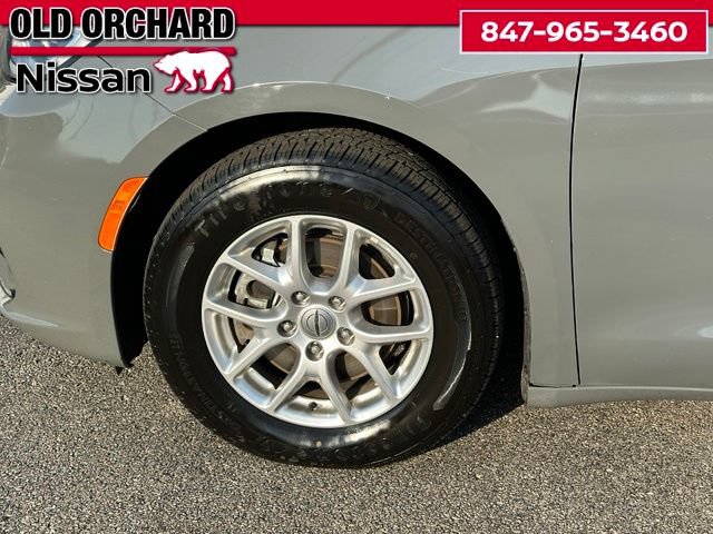 Used 2023 Chrysler Pacifica Touring-L FWD image 7