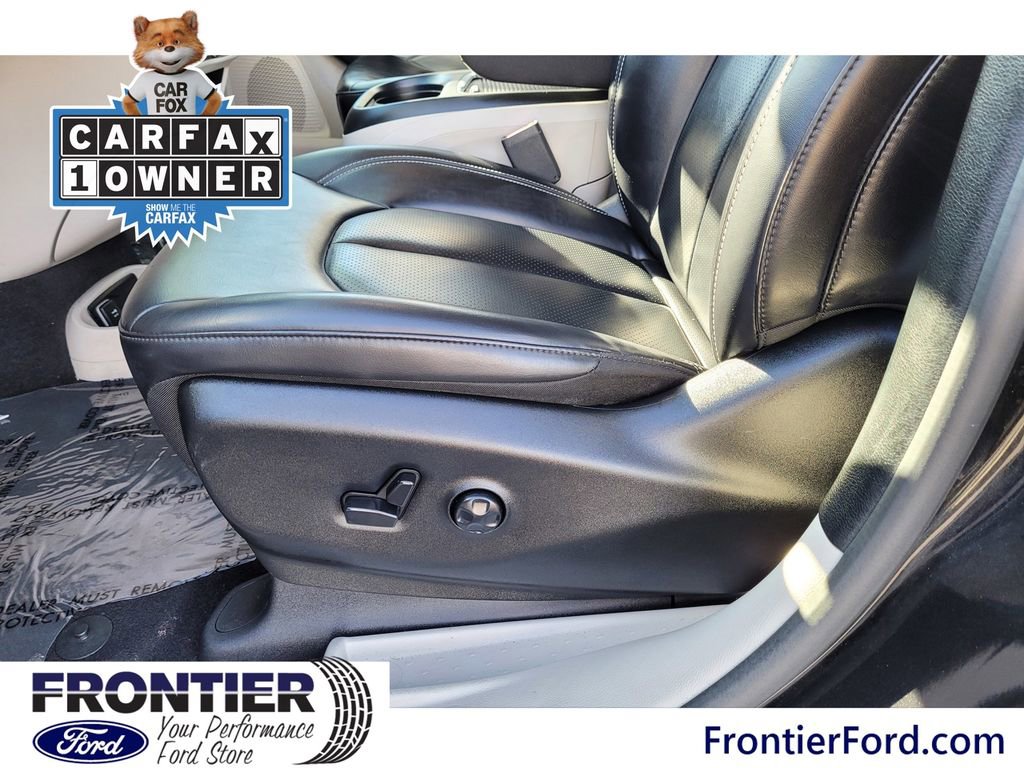 Used 2023 Chrysler Pacifica Touring-L image 9