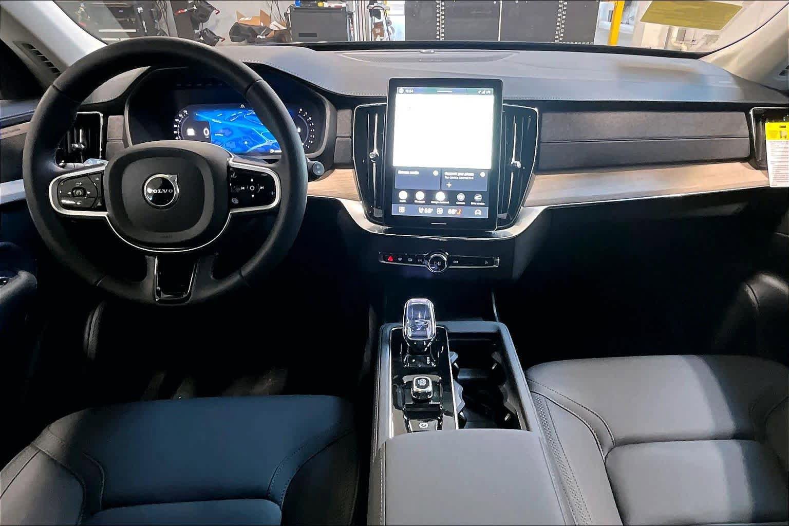 New 2026 Volvo XC90 B5 Plus w/ Protection Package Premier AWD/4WD image 7