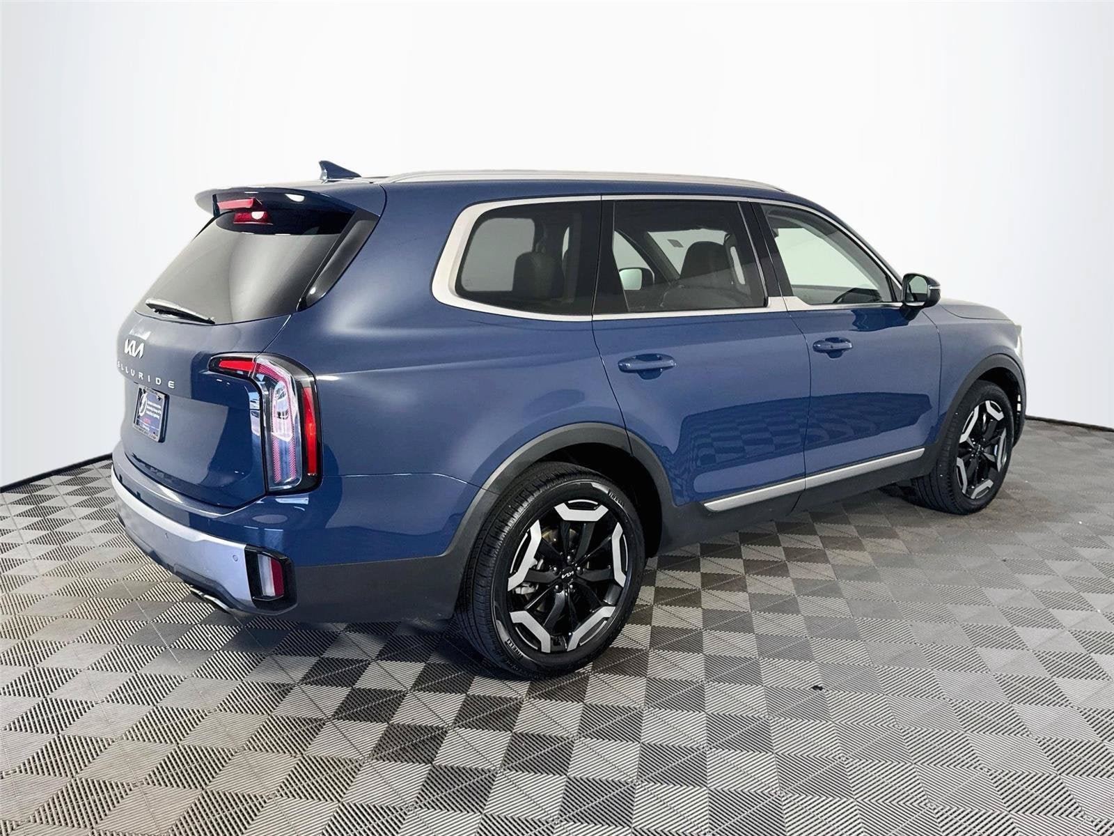 Certified 2023 Kia Telluride EX w/ EX Captain's Chair Package FWD image 5