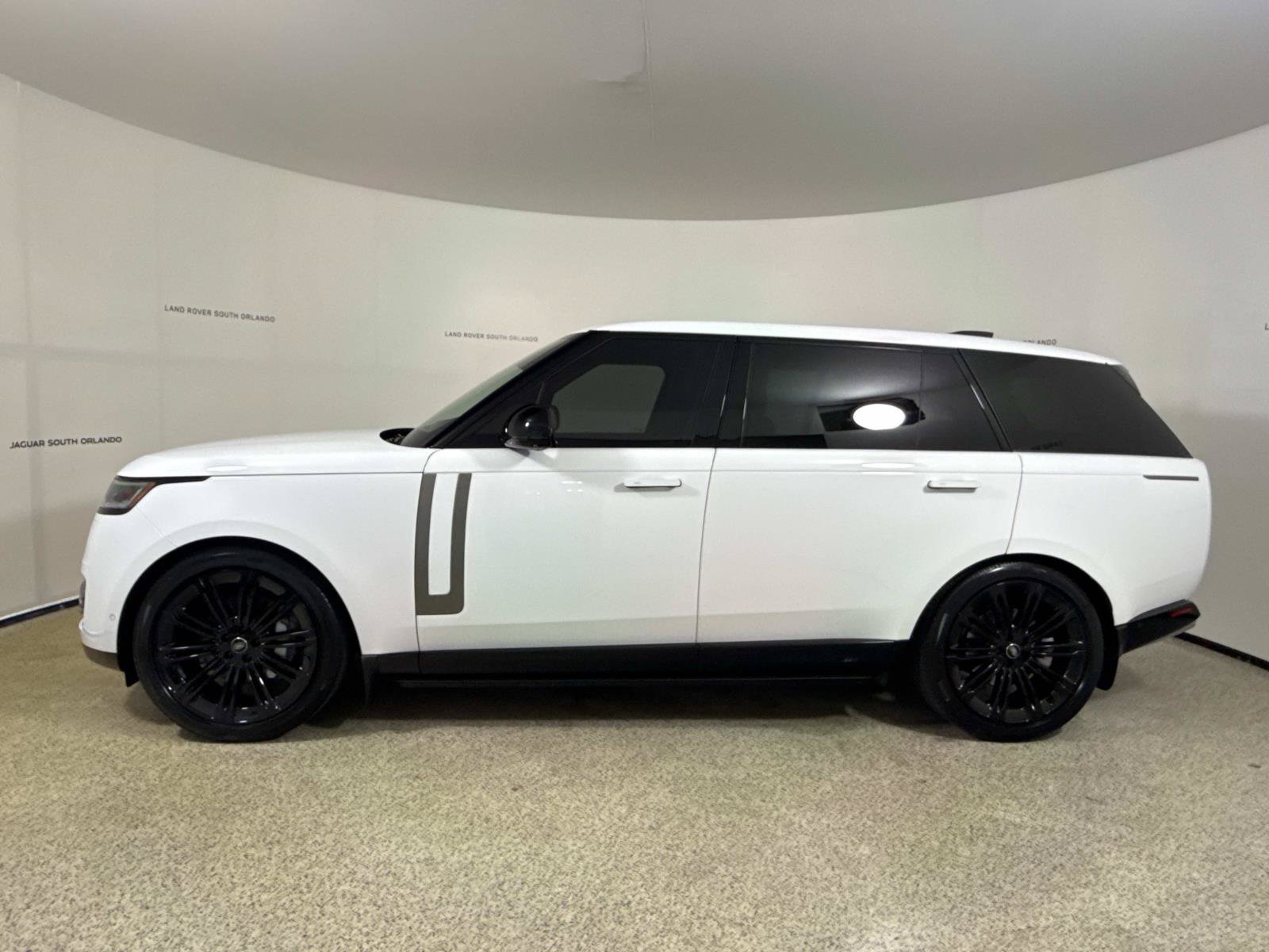Used 2025 Land Rover Range Rover Long Wheelbase SE AWD/4WD image 2