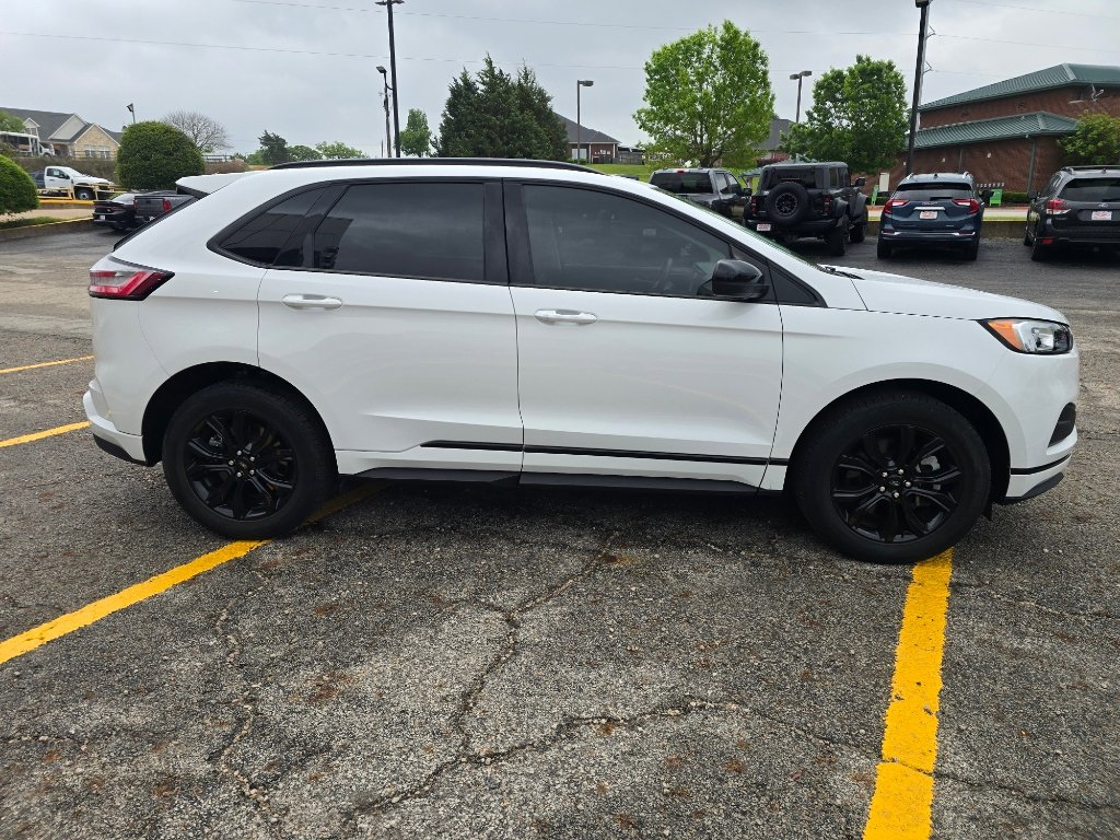 Used 2024 Ford Edge SE w/ Black Appearance Package image 4