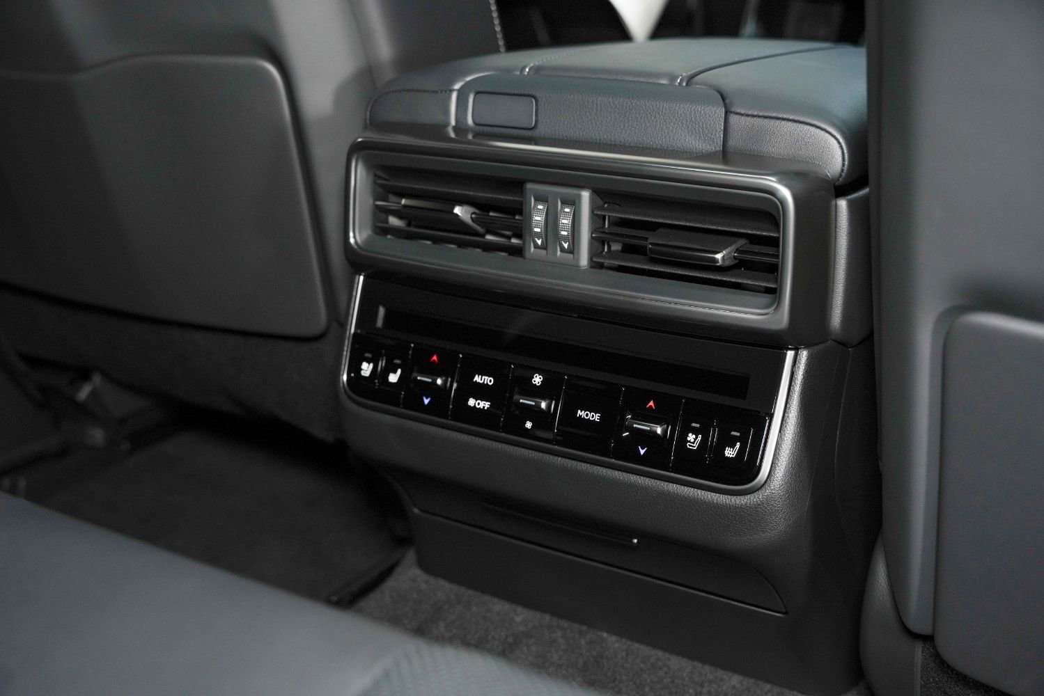 Used 2024 Lexus LX 600 4WD w/ Premium Package image 36