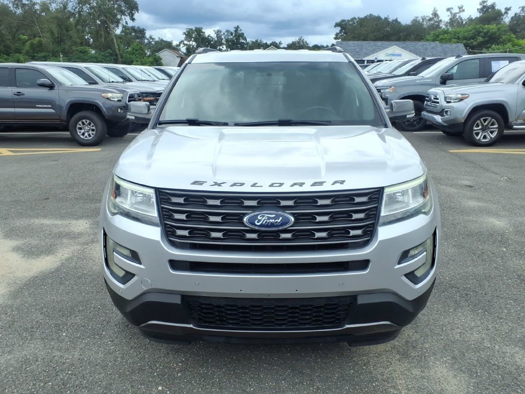 Used 2017 Ford Explorer XLT w/ Equipment Group 202A AWD/4WD image 2