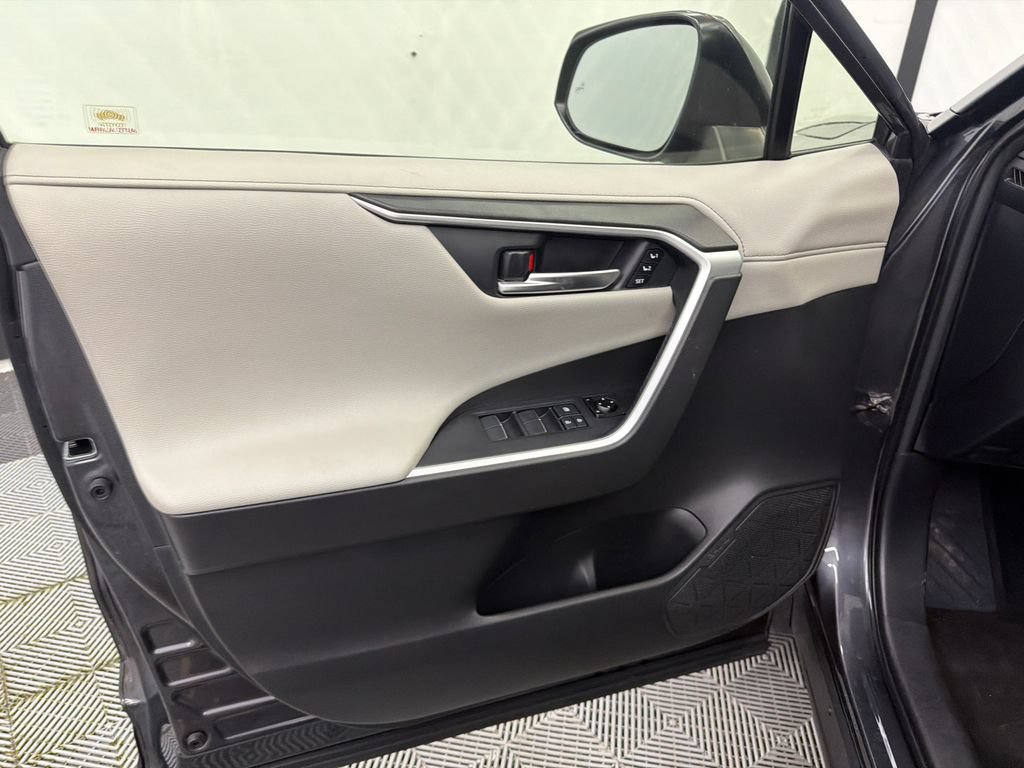 Used 2020 Toyota RAV4 Limited FWD image 11