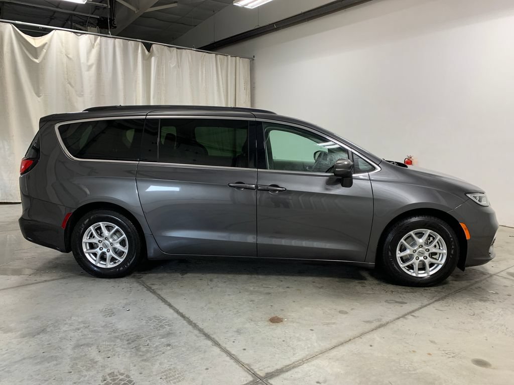 Used 2022 Chrysler Pacifica Touring-L FWD image 29