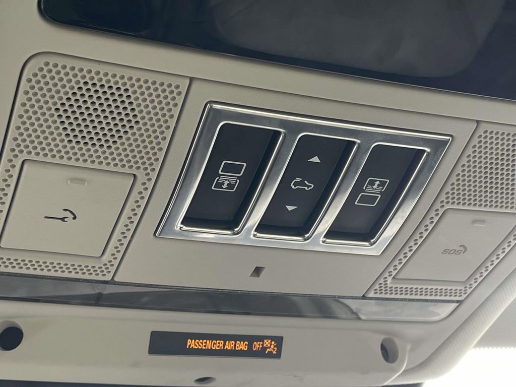 Used 2025 Land Rover Discovery S image 25