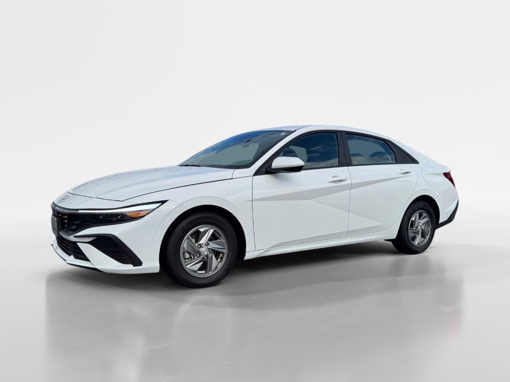 Used 2025 Hyundai Elantra SE image 2