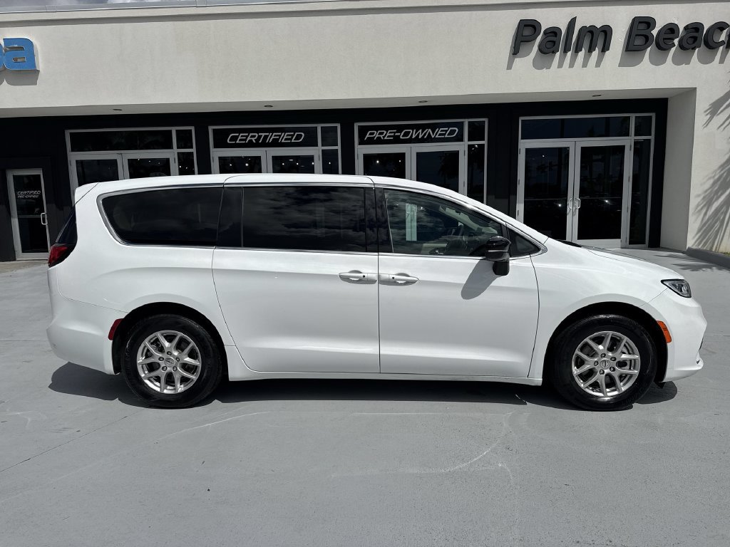 Used 2024 Chrysler Pacifica Touring-L FWD image 5