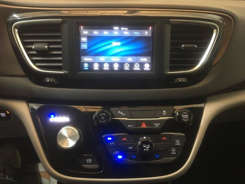 Used 2018 Chrysler Pacifica L FWD image 15