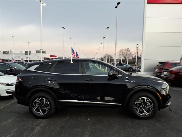 Used 2025 Kia Sportage LX image 2