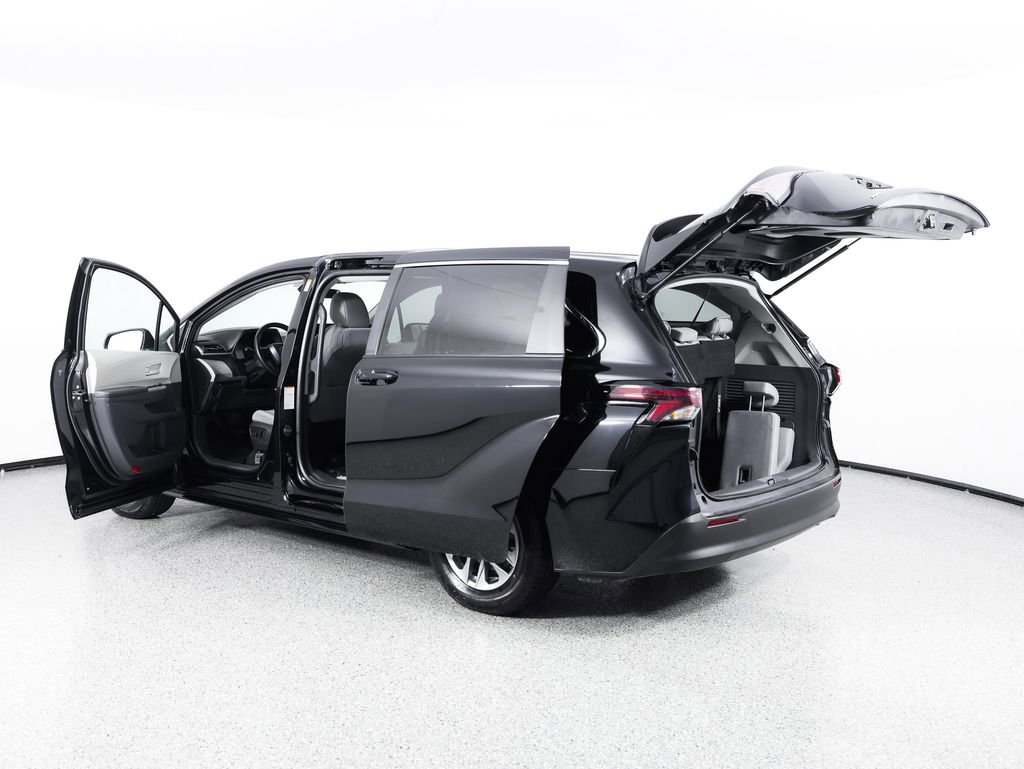 Used 2023 Toyota Sienna LE AWD/4WD image 13