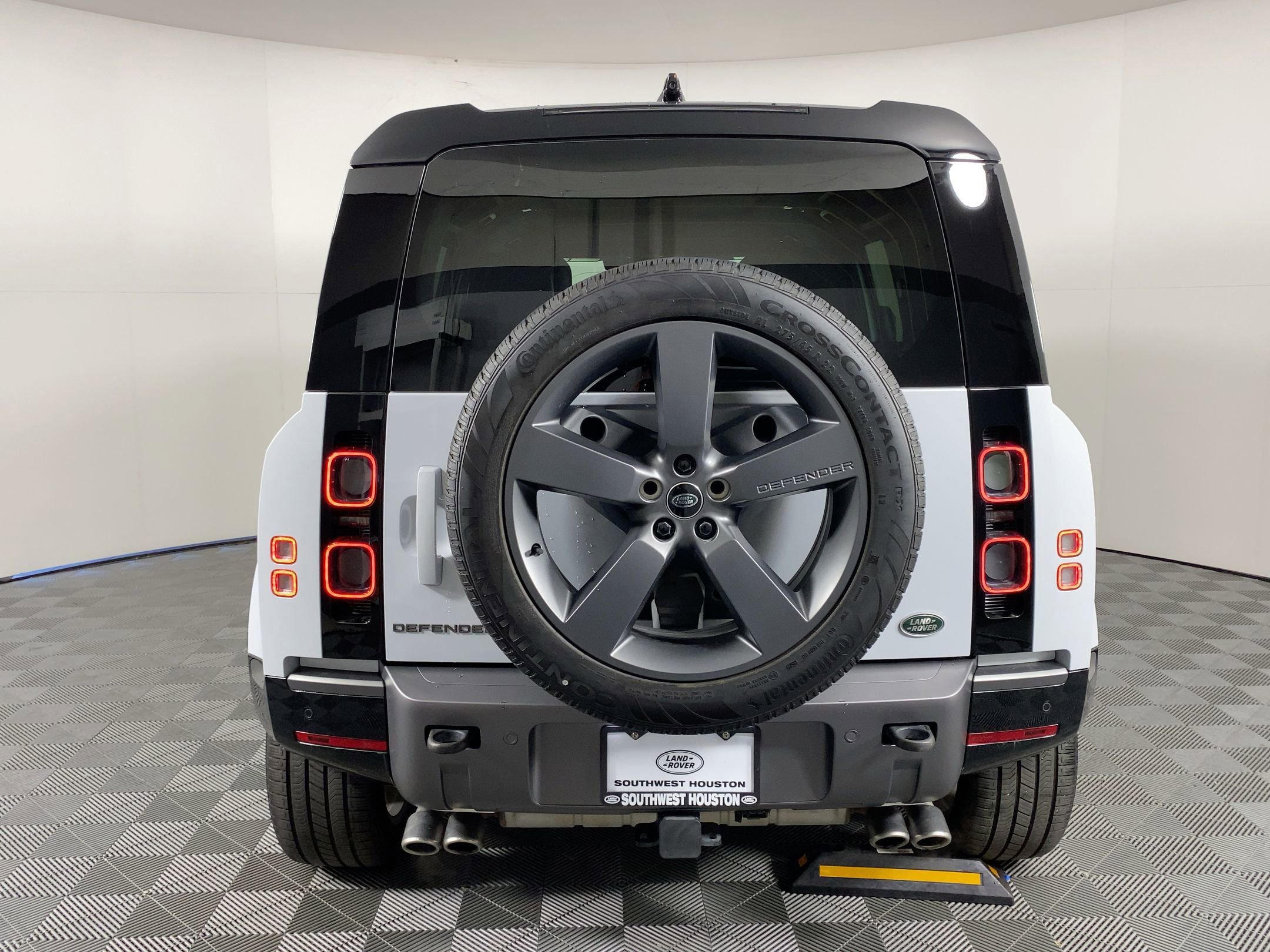 Certified 2023 Land Rover Defender 110 V8 AWD/4WD image 9