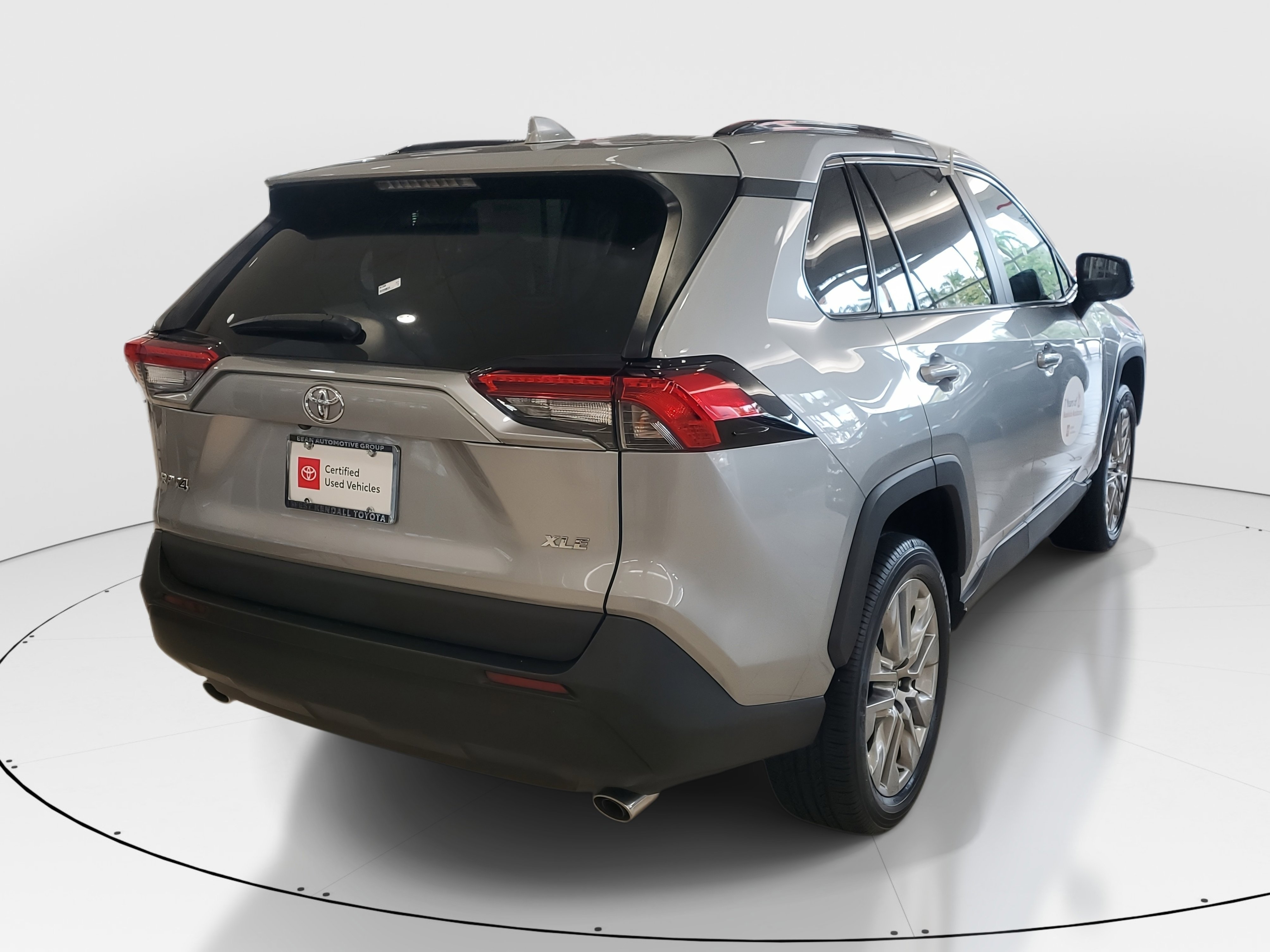 Used 2023 Toyota RAV4 XLE Premium image 3