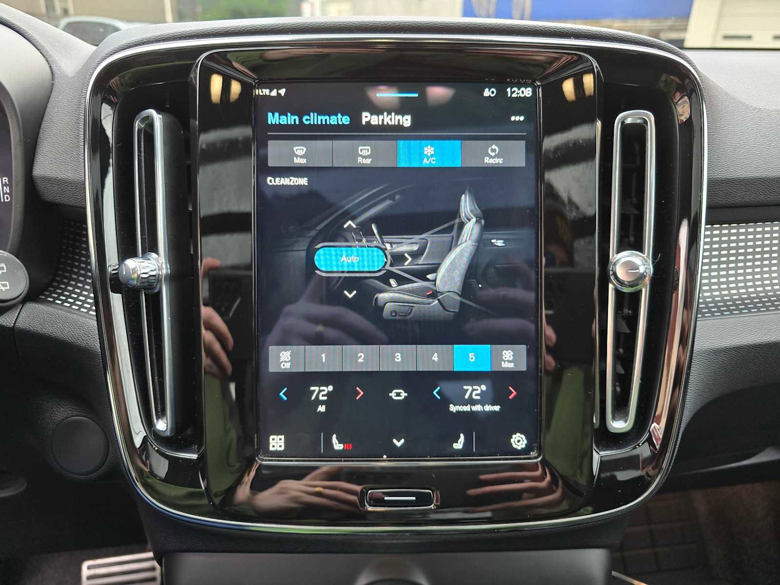 Certified 2022 Volvo XC40 P8 Recharge Ultimate image 37