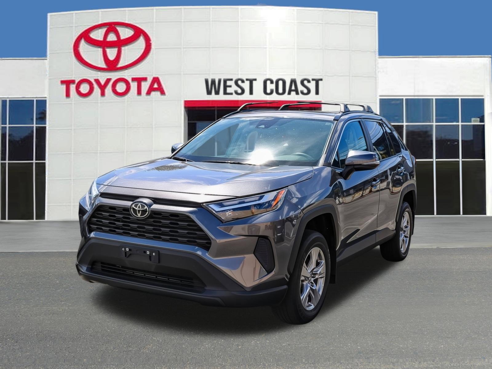 Used 2022 Toyota RAV4 XLE w/ Convenience Package FWD image 1